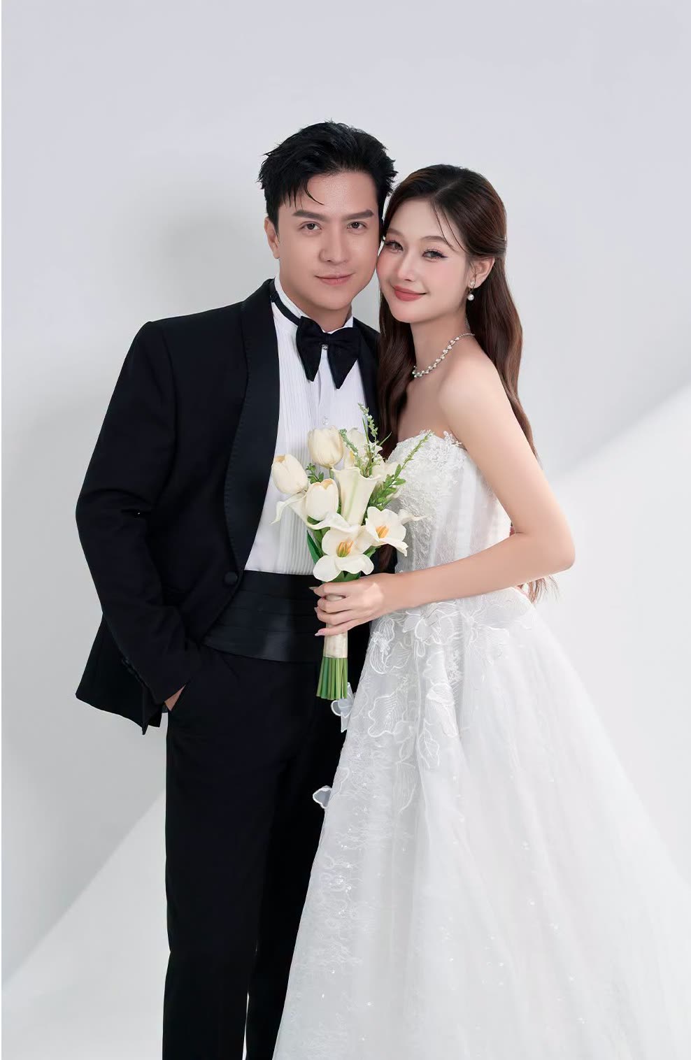 Chân dung cận cảnh cô dâu chú rể