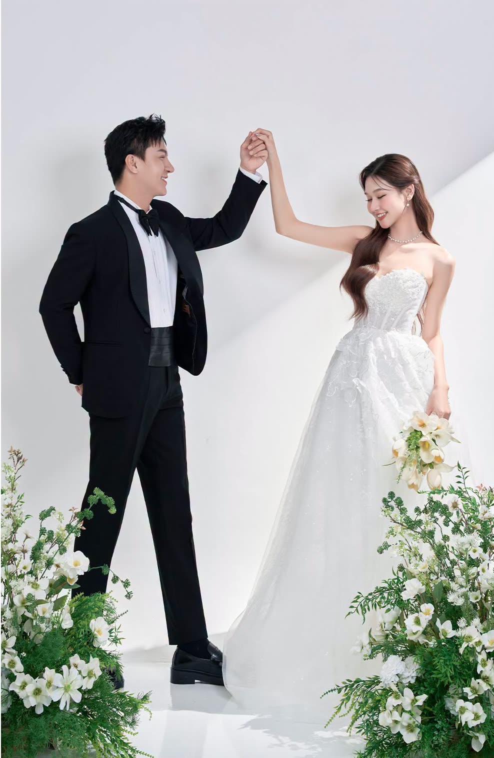 Cô dâu chú rể nắm tay xoay nhẹ