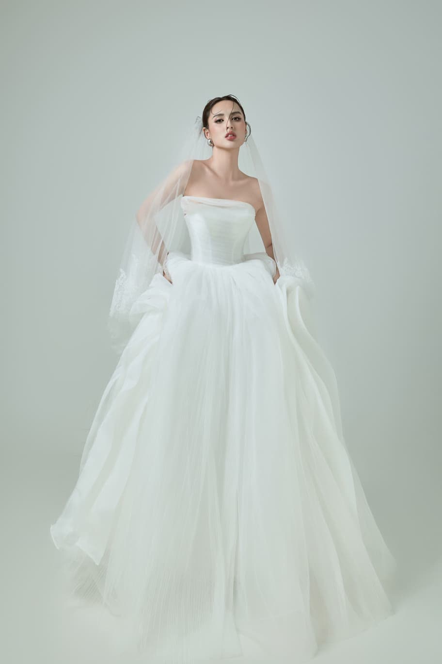 Cô dâu trong váy cưới cúp ngực xoè
