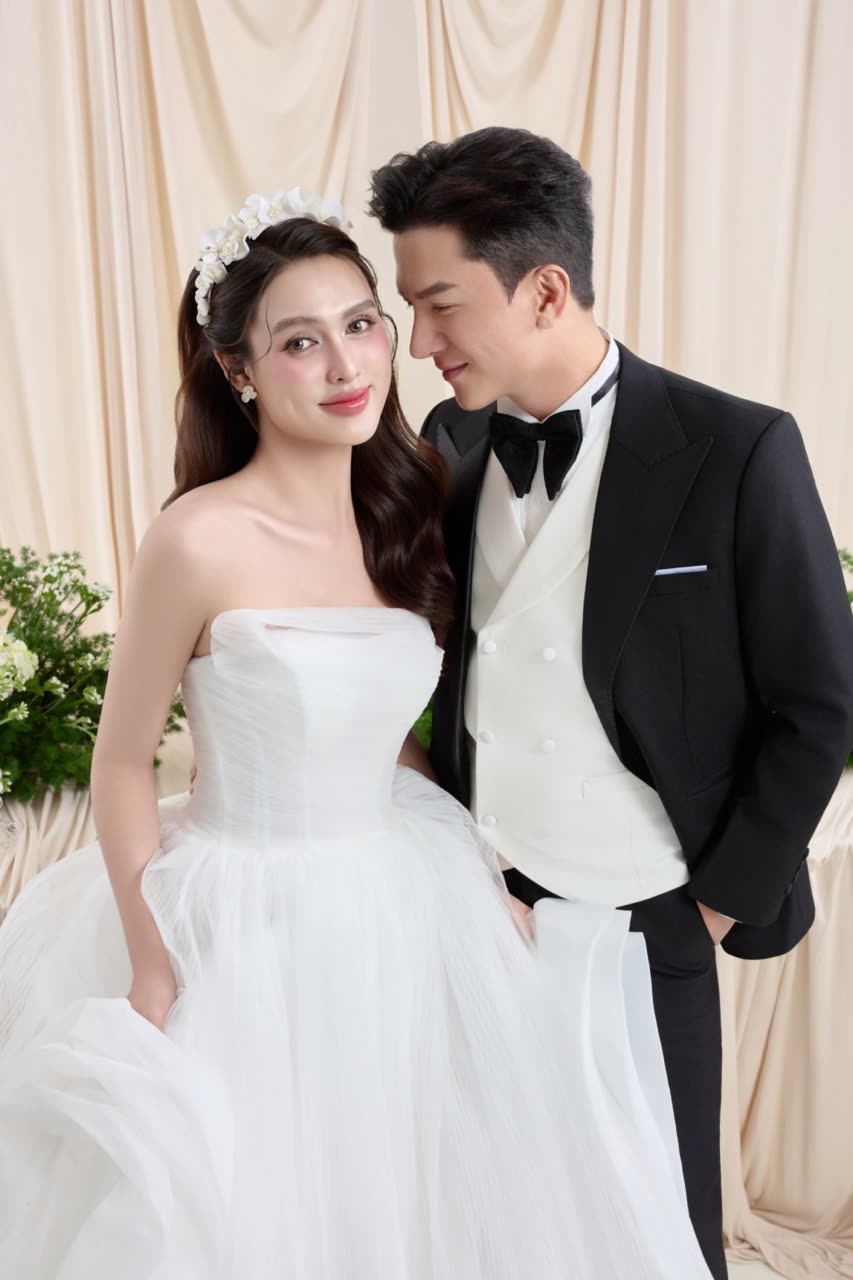 Cô dâu chú rể chụp ảnh cưới trong studio