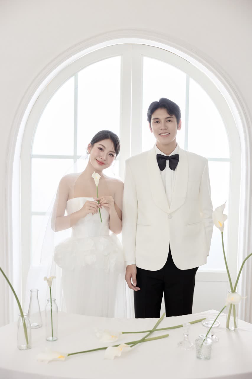 Cặp đôi trong bối cảnh cửa vòm của Signature Studio