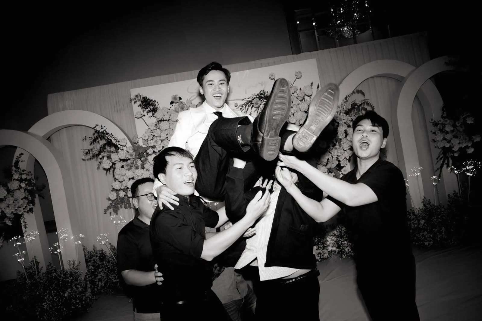 Ảnh đen trắng đội ngũ MIAN Wedding tại phim trường