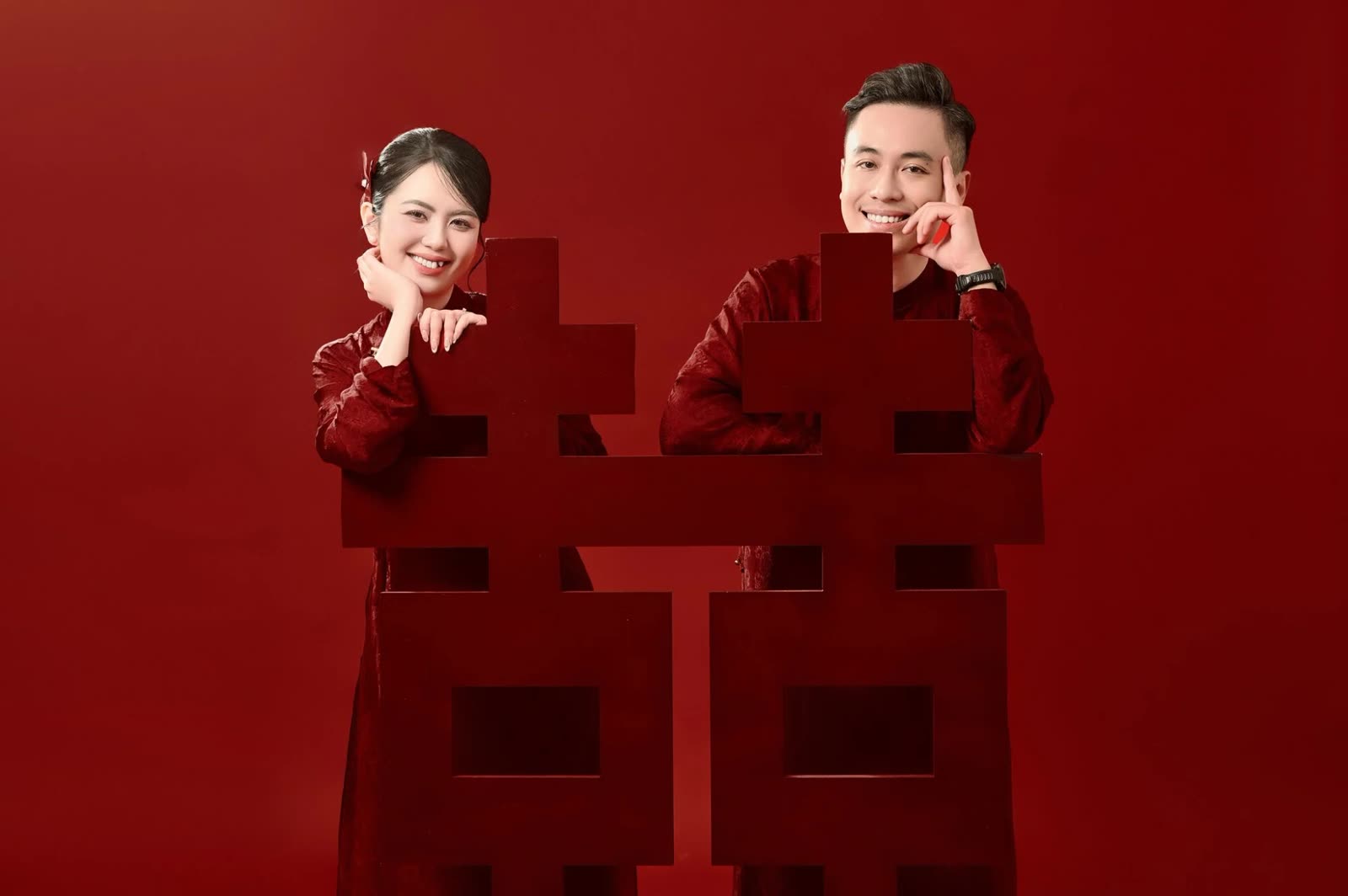 Cô dâu chú rể trong áo dài đỏ